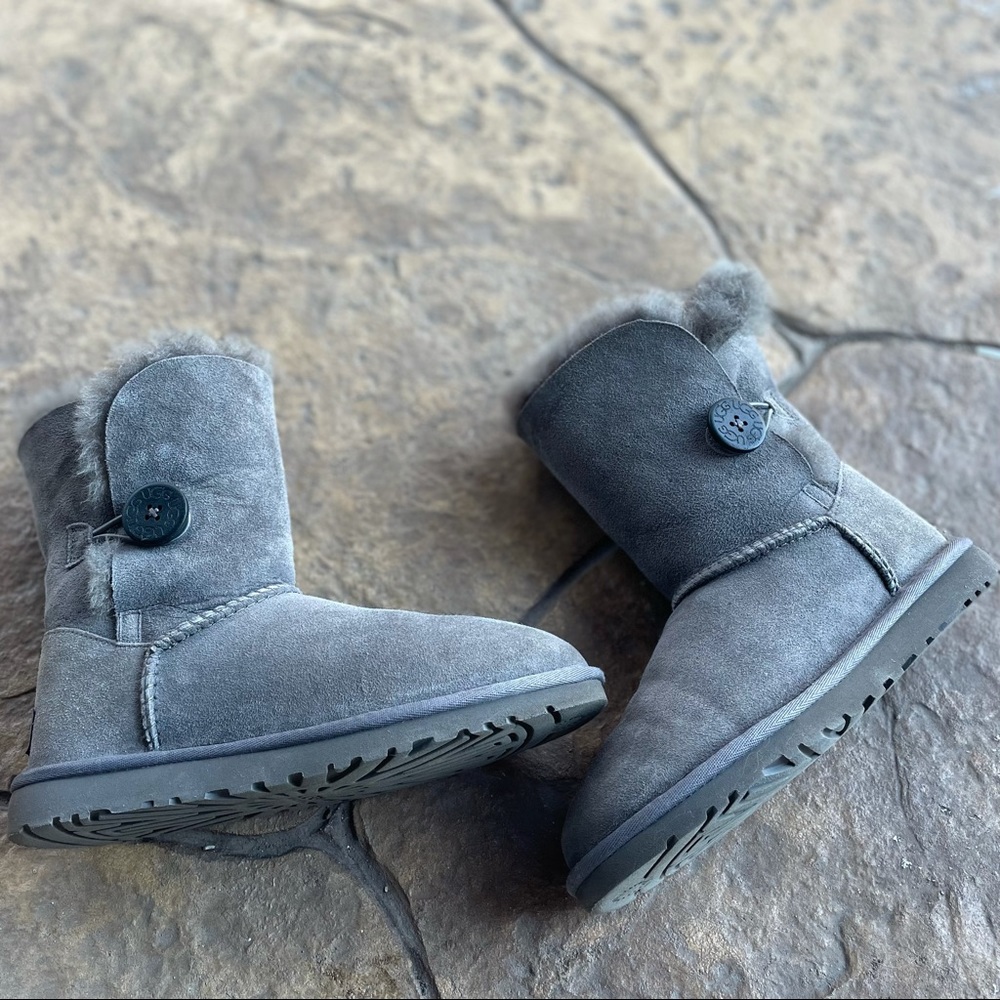Like new grey Bailey button uggs boots